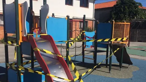 Zona de juegos del Colegio Arenas que, seg&uacute;n el PP, lleva precintada desde hace semanas