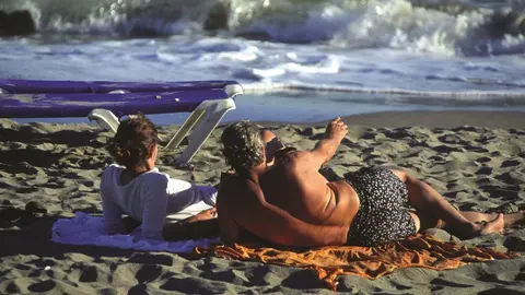 Turistas en una playa de M&aacute;laga