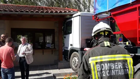 Cami&oacute;n de obra choca contra la Oficina de Turismo de Tama