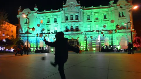 Fachada del Ayuntamiento de Santander iluminada de verde