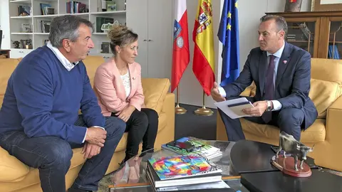 El consejero de Desarrollo Rural, Ganader&iacute;a, Pesca, Alimentaci&oacute;n y Medio Ambiente, Guillermo Blanco, recibe a la alcaldesa de Molledo, Ver&oacute;nica Mantec&oacute;n