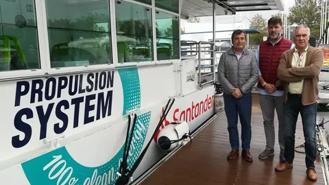 El primer teniente de alcalde y concejal de Econom&iacute;a del Ayuntamiento de Camargo, H&eacute;ctor Lav&iacute;n, y el concejal de Desarrollo Local, Eugenio G&oacute;mez,  con el fundador y director ejecutivo de la empresa Metaltec Naval, Enrique Arriola