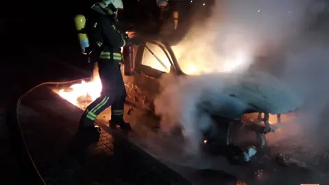 Extinci&oacute;n del incendio en el veh&iacute;culo en Vargas