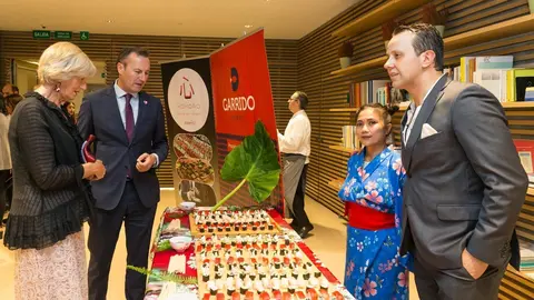 La consejera de Educaci&oacute;n, Formaci&oacute;n Profesional y Turismo, Marina Lomb&oacute;, y el consejero de Desarrollo Rural, Ganader&iacute;a, Pesca, Alimentaci&oacute;n y Medio Ambiente, Guillermo Blanco, asisten a la inauguraci&oacute;n del Encuentro &lsquo;Santander Foodie&rsquo;