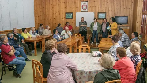 La alcaldesa de Polanco, Rosa D&iacute;az Fern&aacute;ndez, y la concejal de Servicios Sociales, Isabel Herrera, con miembros de la Tercera Edad que viajar&aacute;n a Benidorm