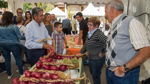 El presidente, Miguel &Aacute;ngel Revilla, asiste en Camale&ntilde;o a la V Feria Agroalimentaria 'Hechu en Li&eacute;bana'