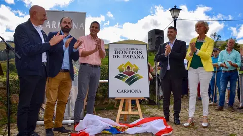 El vicepresidente y consejero de Universidades, Igualdad, Cultura y Deporte, Pablo Zuloaga, y la consejera de Educaci&oacute;n, Formaci&oacute;n Profesional y Turismo, Marina Lomb&oacute;, asisten al acto de ingreso en la Asociaci&oacute;n de los Pueblos M&aacute;s Bonitos de Espa&ntilde;a