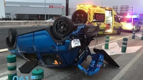 Veh&iacute;culo volcado en el accidente registrado en la S-10