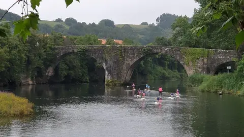 Curso de stand up paddle en el r&iacute;o Pas
