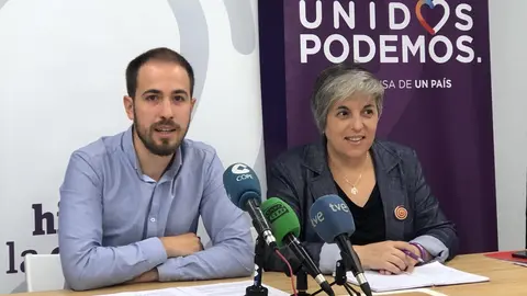 Luis del Pi&ntilde;al (Podemos) y Leticia Mart&iacute;nez (IU)