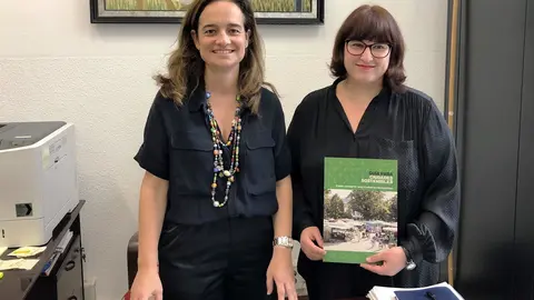 La concejala de Medio Ambiente del Ayuntamiento de Santander, Margarita Rojo, y la representante de Greanpeace Cantabria, Isabel P&eacute;rez