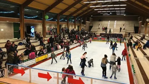 Pista de hielo instalada en la bolera municipal de Noja
