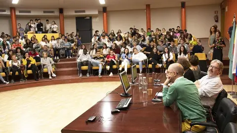 Primera conferencia impartida hoy por el escritor y activista Chema Caballero