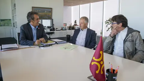 Mart&iacute;n con el alcalde de Villaescusa