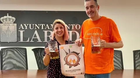 La concejala de Festejos, Patricia Guti&eacute;rrez Riego, y el representante de la Asociaci&oacute;n San Rocke, Juan Pablo Pell&oacute;n