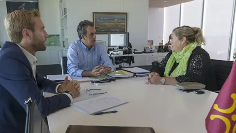 El consejero de Industria, Innovaci&oacute;n, Transporte y Comercio, Francisco Mart&iacute;n, acompa&ntilde;ado del director general de Transportes, Felipe Pi&ntilde;a, se re&uacute;ne con la alcaldesa de Los Tojos, Bel&eacute;n Ceballos