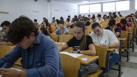 Convocatoria extraordinaria de las pruebas de Selectividad en la Universidad de Sevilla. Alumnos examin&aacute;ndose de las pruebas de acceso a la universidad en septiembre, Facultad de Matem&aacute;ticas.