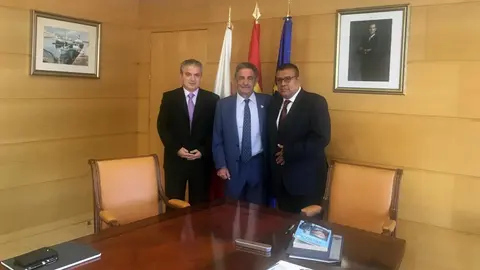 En la foto, el presidente de Cantabria, Miguel &Aacute;ngel Revilla (centro); con el presidente de FUNIBER, Santos Grac&iacute;a, a su derecha, y con el director de Technopoli del Instituto Polit&eacute;cnico Nacional de M&eacute;xico, Miguel &Aacute;ngel L&oacute;pez Flores, a su izquierda