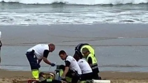 Servicios de Emergencia atienden al fallecido en la playa del Sardinero