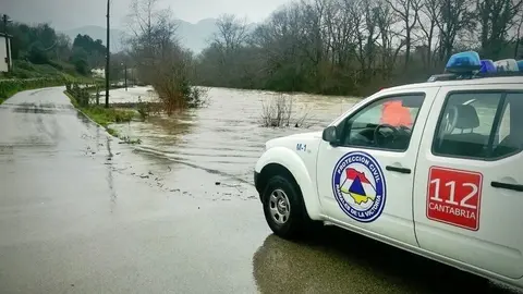 Crecida del r&iacute;o As&oacute;n a su paso por Ramales de la Victoria