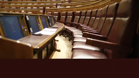 Esca&ntilde;os del hemiciclo del Congreso de los Diputados vac&iacute;os.