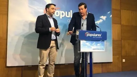 El portavoz del PP en el Ayuntamiento de Pi&eacute;lagos, Carlos Caram&eacute;s, y el portavoz del PP de Cantabria, &Iacute;&ntilde;igo Fern&aacute;ndez