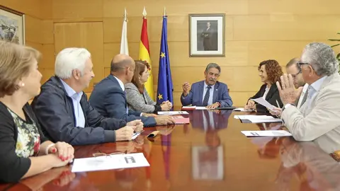 Primera reuni&oacute;n de legislatura del Gobierno y AMICA