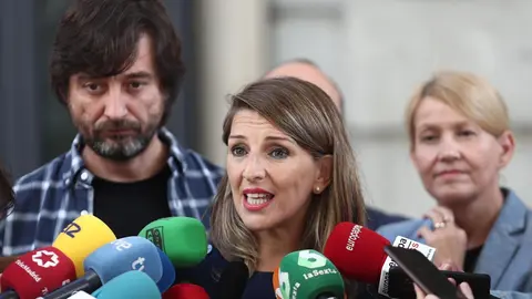 La diputada de Unidas Podemos, Yolanda D&iacute;az, atiende a los medios de comunicaci&oacute;n el d&iacute;a en el que Unidas Podemos se reune con representantes de la CCOO y UGT en Madrid (Espa&ntilde;a), a 9 de octubre de 2019.