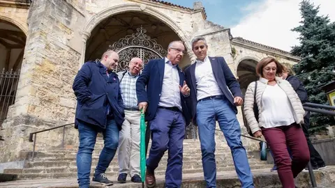 El vicepresidente, Pablo Zuloaga, y la alcaldesa de Laredo, Charo Losa