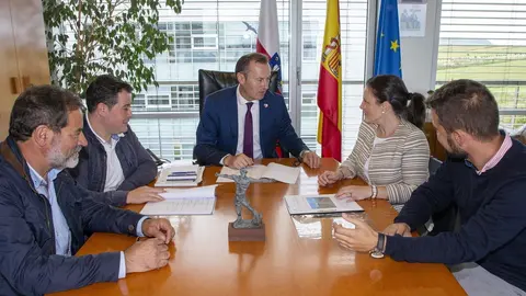 El consejero de Desarrollo Rural, Ganader&iacute;a, Pesca, Alimentaci&oacute;n y Medio Ambiente, Guillermo Blanco, se re&uacute;ne con la alcaldesa de Corvera de Toranzo, M&oacute;nica Quevedo