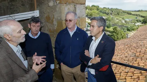 El vicepresidente del Gobierno de Cantabria y consejero de Cultura, Pablo Zuloaga, se ha reunido con el colectivo Memoria de Laredo