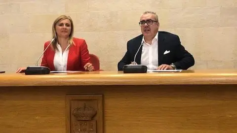 La portavoz del grupo socialista en el Parlamento de Cantabria, Noelia Cobo, y el del PRC, Pedro Hernando