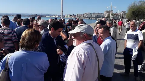 Casares saluda a militantes en Santander