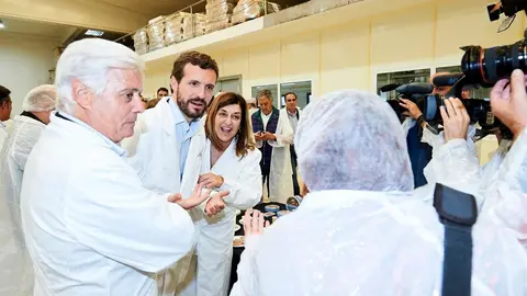 El presidente del PP, Pablo Casado, en f&aacute;brica de conservas Santo&ntilde;a