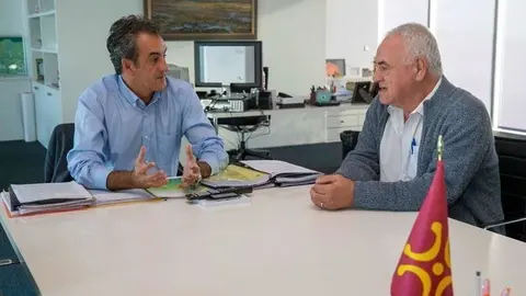 El consejero Francisco Mart&iacute;n y el alcalde de Voto