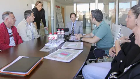 El alcalde de Ribamont&aacute;n al Monte, el regionalista Joaqu&iacute;n Arco, con el consejero de Obras P&uacute;blicas, Ordenaci&oacute;n del Territorio y Urbanismo, Jos&eacute; Luis Gochicoa