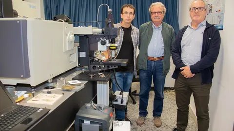 De izquierda a derecha, Ignacio Hern&aacute;ndez, Jes&uacute;s Gonz&aacute;lez y Fernando Rodr&iacute;guez, investigadores de la UC que han participado en el estudio sobre el grafeno