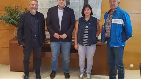 Representantes de AMA con el presidente del Parlamento, Joaqu&iacute;n G&oacute;mez