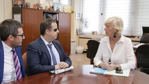 La consejera de Turismo, Marina Lomb&oacute;, con representantes de la ONCE