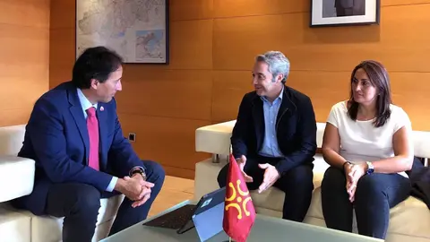 Gochicoa con el alcalde de Guriezo