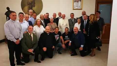 Audiencia privada del Papa Francisco a un grupo de internos de El Dueso de Santo&ntilde;a junto con el obispo de Santander, Manuel S&aacute;nchez Monge, entre otros