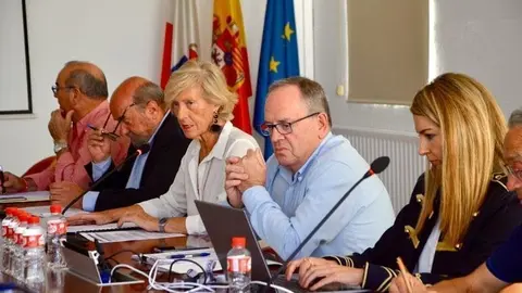 Lomb&oacute; con miembros del Consejo Escolar