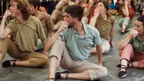 Espect&aacute;culo callejero 'Sagartu', de la compa&ntilde;&iacute;a guipuzcoana Hika Teatroa