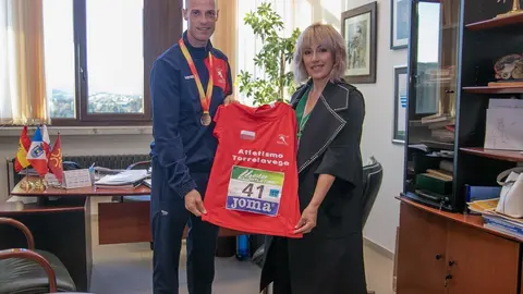 La alcaldesa recibe al fondista polanquino &Oacute;scar Urcelay, medalla de bronce en el Campeonato de Espa&ntilde;a Master de Marat&oacute;n en la categor&iacute;a veterano mayores de 40 a&ntilde;os