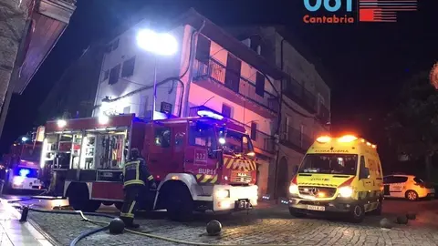 Equipos de emergencias en el lugar del incendio en Laredo