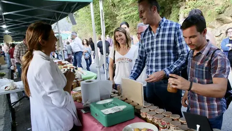 Guillermo Blanco visita el Mercado de Oto&ntilde;o de los Valles Pasiegos