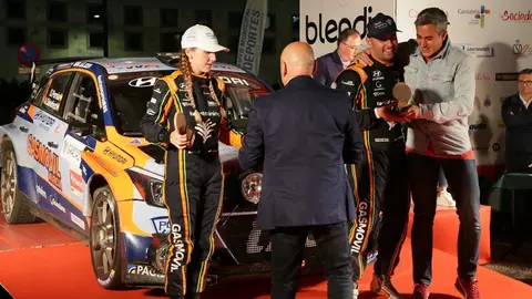 Zuloaga entrega a Pern&iacute;a el premio por ganar el Rallye Blendio