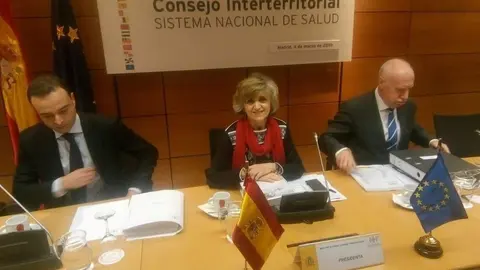 Maria Luisa Carcedo, ministra de Sanidad presidiendo el CISNS
