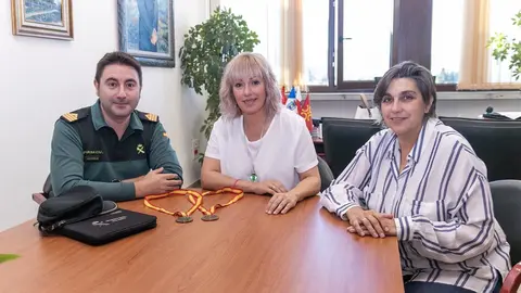 La alcaldesa de Polanco, Rosa D&iacute;az, durante la recepci&oacute;n al sargento de la Guardia Civil campe&oacute;n de Espa&ntilde;a en recorridos de tiro, Mariano Miguel Moreno