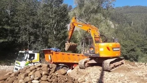 Trabajos en el cauce del r&iacute;o Besaya a su paso por Los Corrales de Buelna